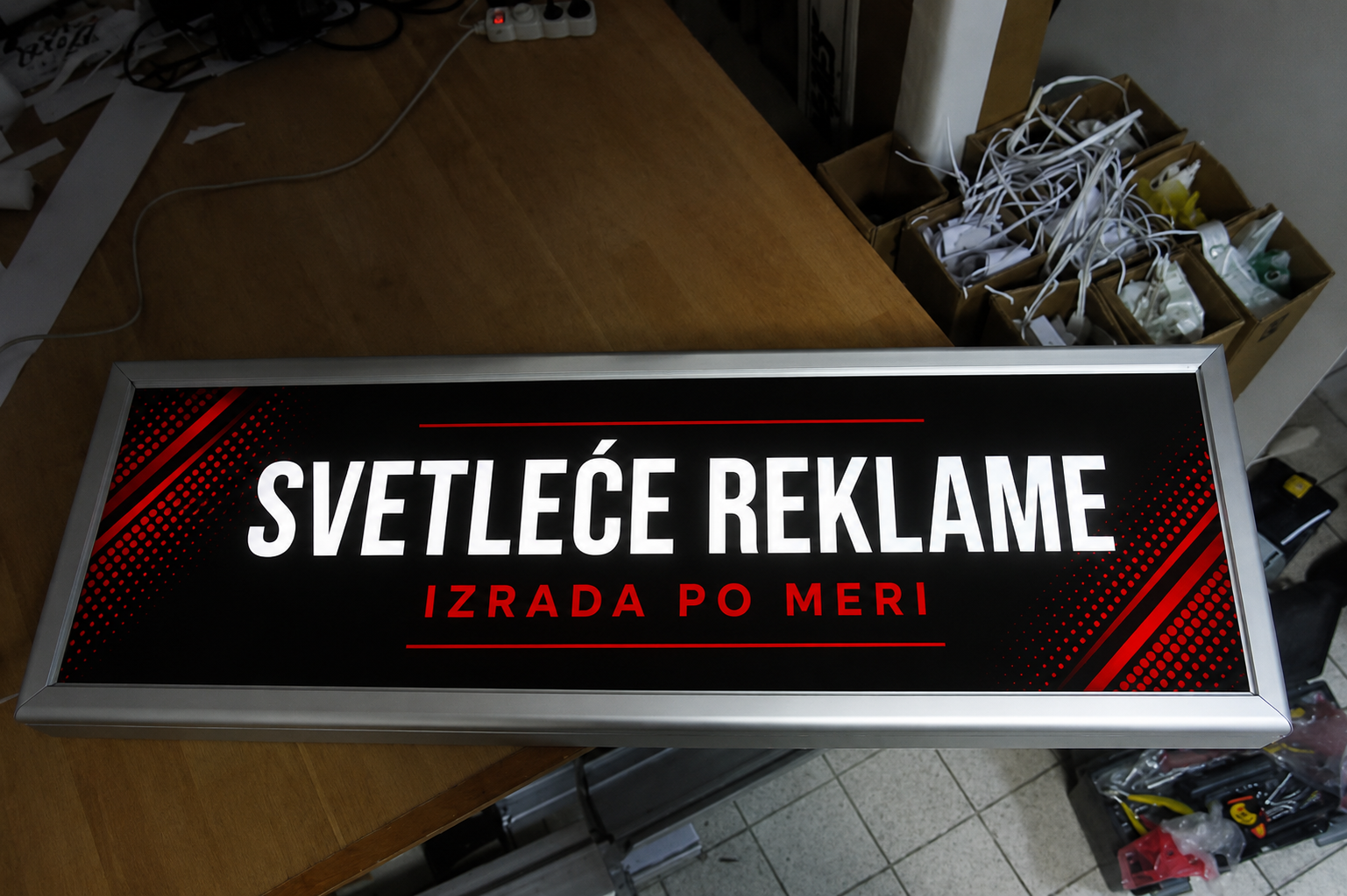 Svetleća reklama izrađena po meri